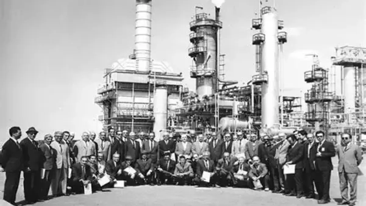Stolzes Gruppenfoto von Iranischen Raffineriebetriebern nach der Verstaatlichung der erdölgewinnung 1952.
