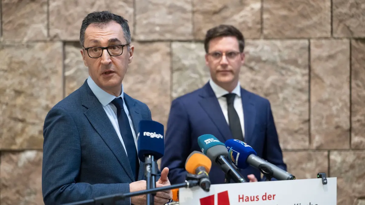 Sondierungsgespräche Baden-Württemberg: 31.03.2026, Baden-Württemberg, Stuttgart: Cem Özdemir (Bündnis 90/Die Grünen, l), Spitzenkandidat der Grünen in Baden-Württemberg, und Manuel Hagel (CDU), Vorsitzender der CDU Baden-Württemberg, geben im Haus der Katholischen Kirche ein Statement. Grüne und CDU haben sich nach der Landtagswahl in Baden-Württemberg erneut getroffen, um über die mögliche Bildung einer gemeinsamen Landesregierung zu sprechen. Foto: Marijan Murat/dpa +++ dpa-Bildfunk +++