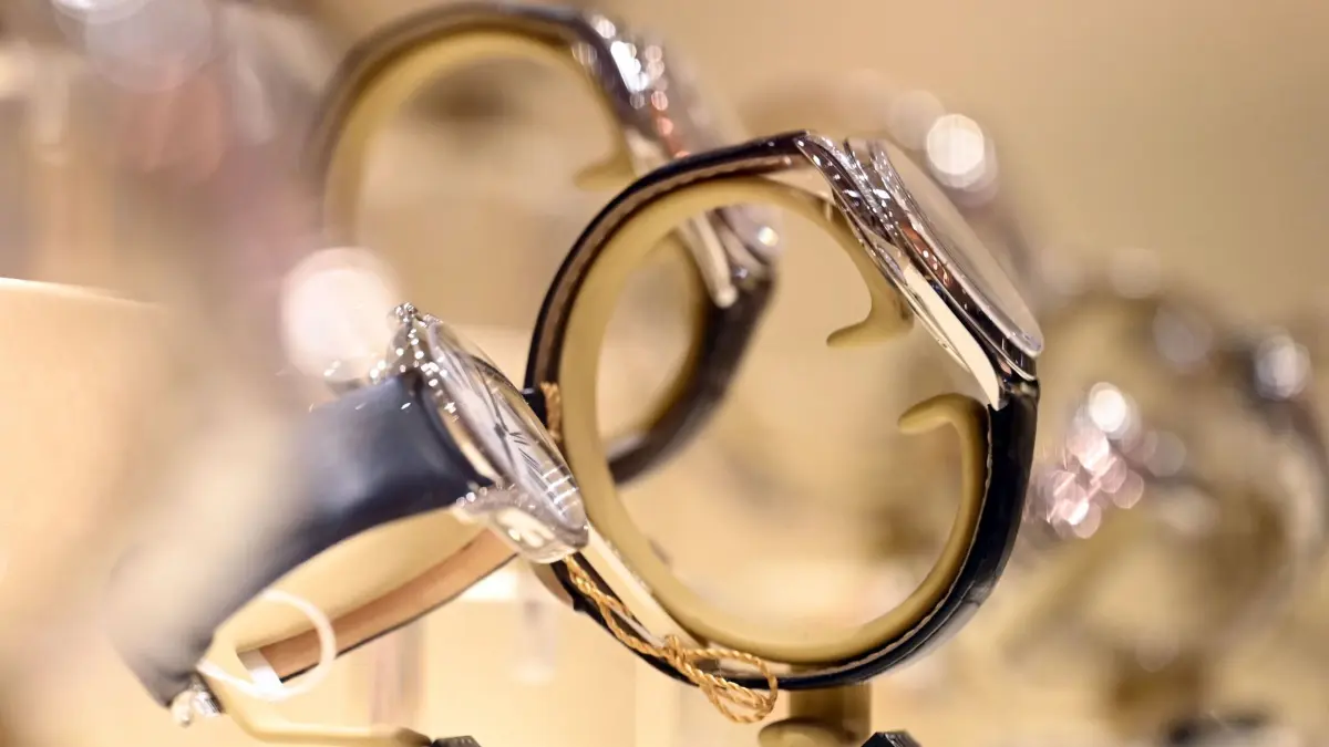 Schmuck und Uhren sind teurer geworden.: ARCHIV - 09.12.2022, Baden-Württemberg, Karlsruhe: Bei einem Juwelier stehen in einer Vitrine Uhren aus dem Prestigesortiment. Der deutsche Schmuck- und Uhrenhandel boomt. (zu dpa: «Mann mit Beil überfällt Juwelier») Foto: Uli Deck/dpa +++ dpa-Bildfunk +++