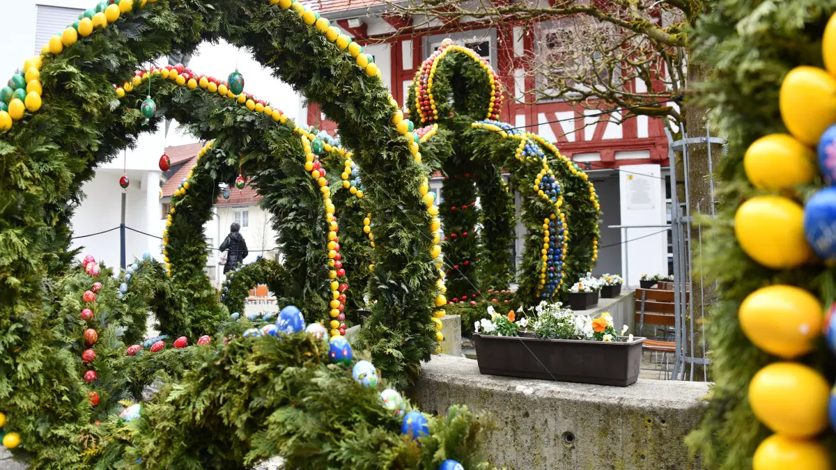 Mehr als 10.000 handbemalte Eier schmücken den Osterbrunnen in Oberstadion.