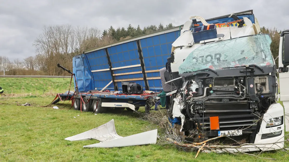 Unfall auf der A7 bei Nersingen. LKW kommt von der Straße ab und landet auf einer Wiese