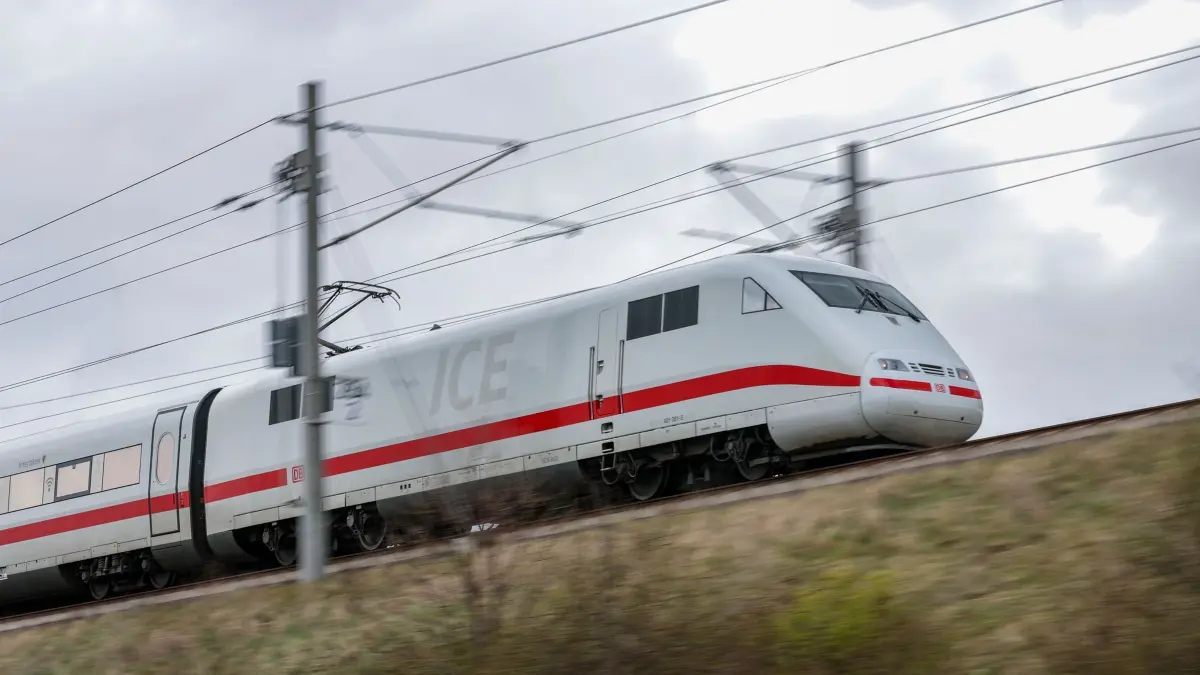 ICE zwischen Halle und Leipzig: 31.03.2026, Sachsen-Anhalt, Gröbers: Ein ICE-Zug der Baureihe 401 (ICE 1) fährt über die Strecke zwischen Leipzig und Halle. Die Bahn erwartet an Ostern verstärkten Reiseverkehr. Foto: Jan Woitas/dpa +++ dpa-Bildfunk +++