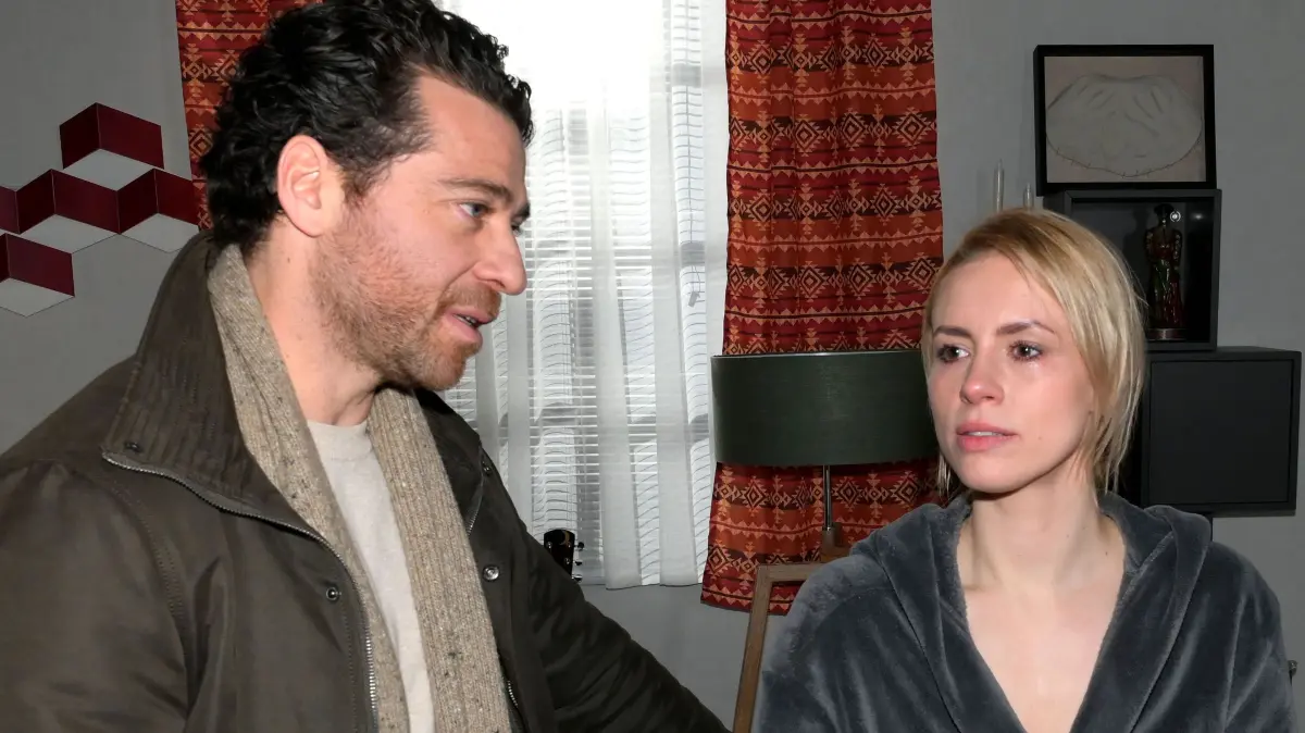 Carlos (Patrick Fernandez) verabschiedet sich von Zoe (Lara Dandelion Seibert).