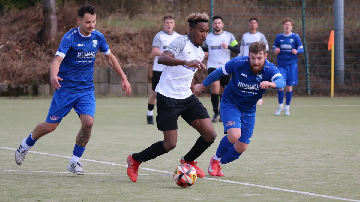 Fußball, KL B9, TG Böhmenkirch-TV Altenstadt II 5:2, Böhmenkirchs Abfangjäger Jonas Schmid (rechts) bearbeitet den Altenstädter Prudens Makiesse.