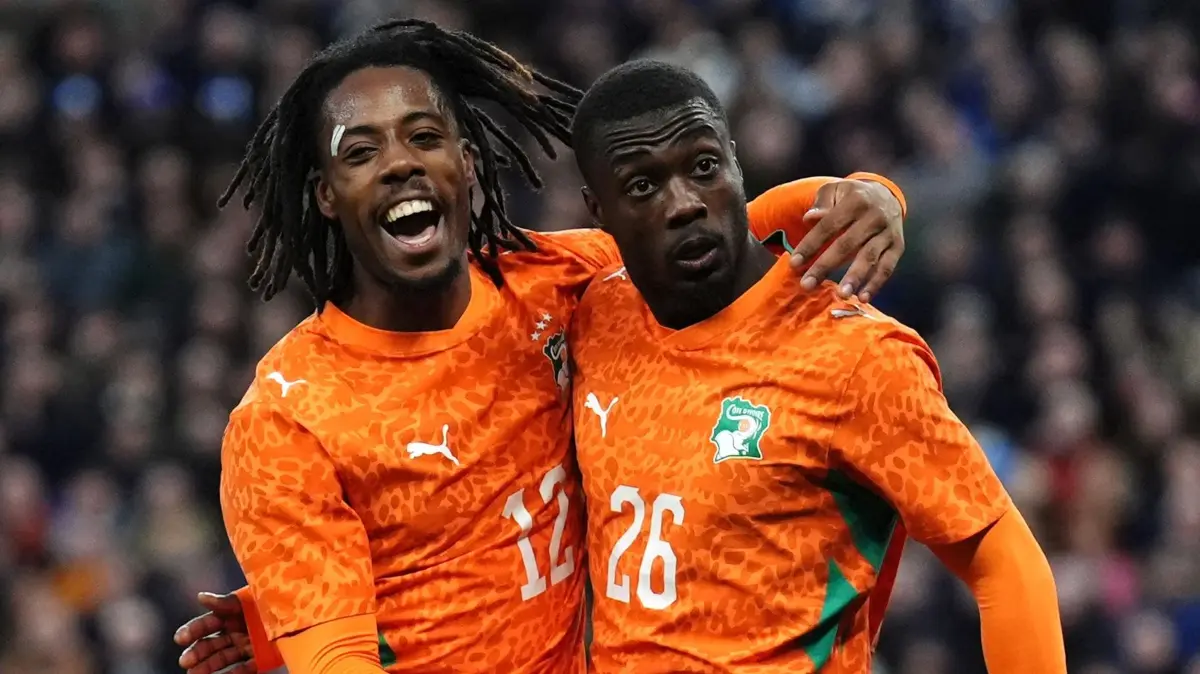 Schottland - Elfenbeinküste: 31.03.2026, Großbritannien, Liverpool: Fußball, Männer: Länderspiele, Schottland - Elfenbeinküste: Nicolas Pepe (r) von der Elfenbeinküste feiert mit Elye Wahi den ersten Treffer seiner Mannschaft. Foto: Andrew Milligan/PA Wire/dpa +++ dpa-Bildfunk +++
