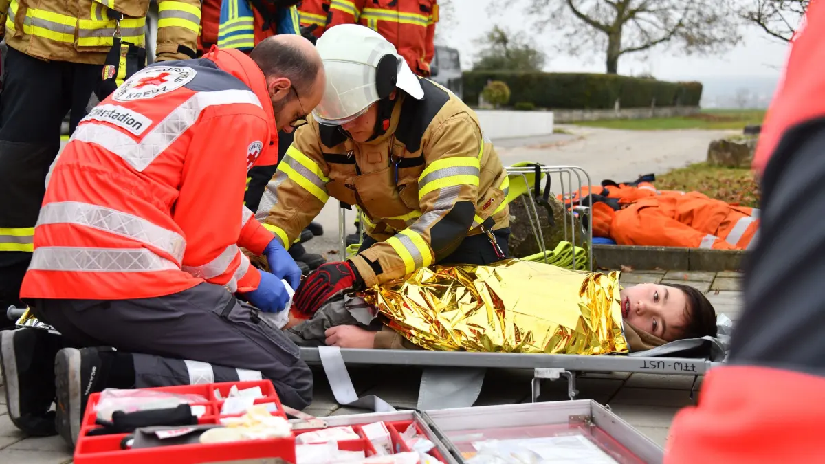 Die Helfer vor Ort können aufgund ihrer profunden Sanitätsausbildung, die auch die Durchführung einer Frühdefibrillation einschließt, Soforthilfe bis zum Eintreffen des Rettungsdienstes leisten.