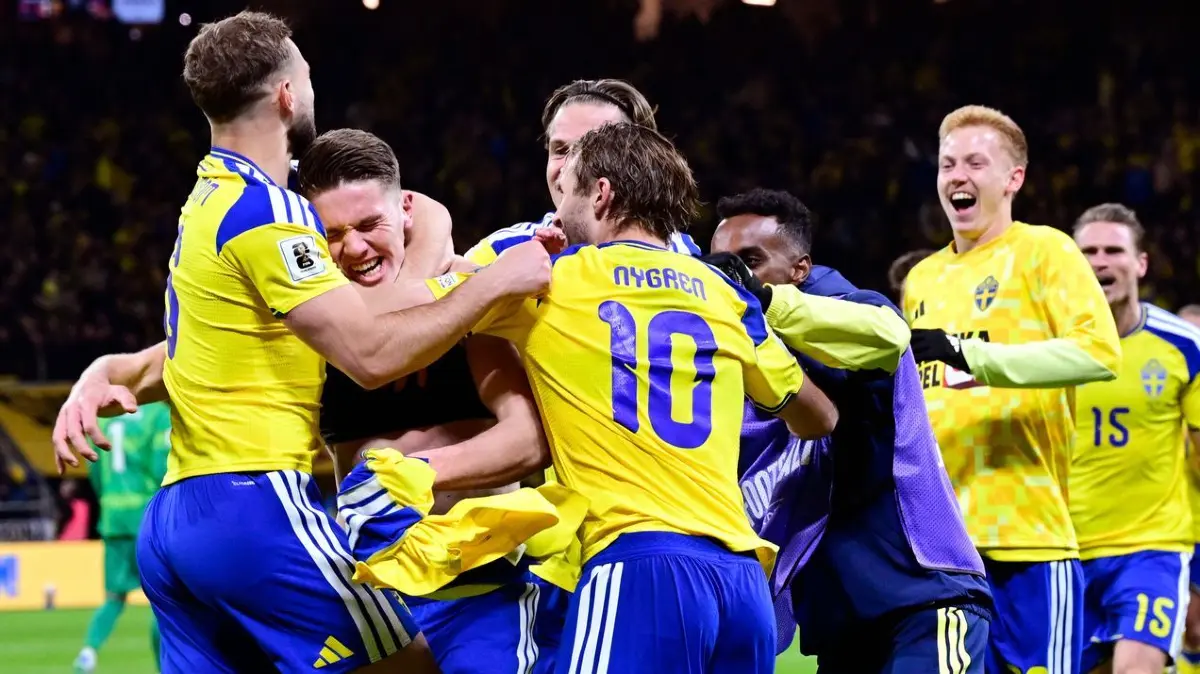 Schweden - Polen: 31.03.2026, Schweden, Stockholm: Fußball, Männer: WM-Qualifikation Europa, Schweden - Polen, Playoffs, Finale, Schwedens Viktor Gyökeres (2.vl) jubelt mit seinen Teamkollegen nach einem Tor. Foto: Jonas Ekströmer/TT NYHETSBYRÅN/AP/dpa +++ dpa-Bildfunk +++