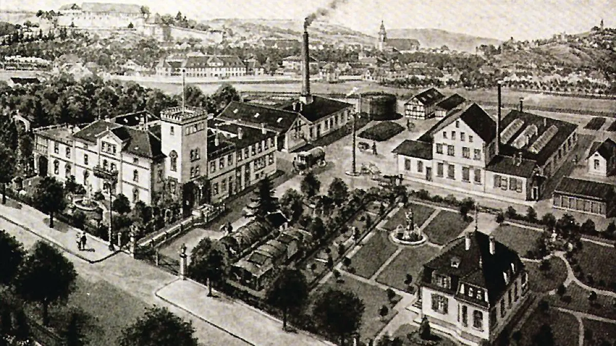 Das sogenannte Himmelwerk in der Derendinger Straße um 1930, das von Gottlob Himmel gegründet und 1898 erbaut wurde. Das Gebäude direkt hinter dem Fertigungswerk (mit dem Schornstein) ist das eigene Gaswerk. Himmels Villa befindet sich rechts vorne im Bild. Im Hintergrund ist das Panorama von Tübingen mit dem Schloss Hohentübingen und der Stiftskirche zu sehen. Werbepostkarte ohne Verlagsangabe.