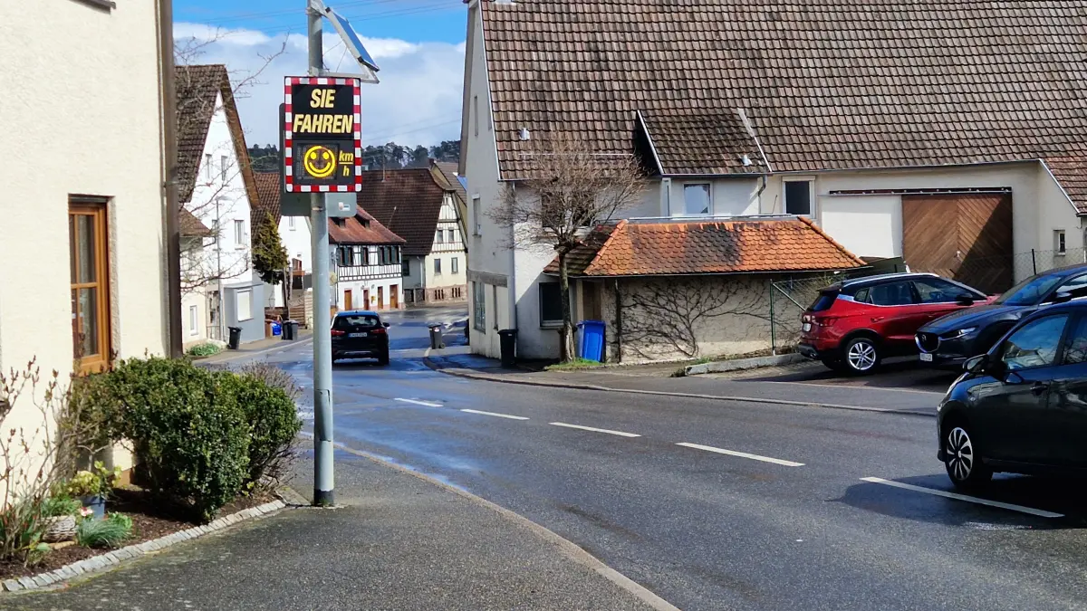 Ein lächelnder Vorbote der Entschleunigung: Während die neuen Tempo-30-Schilder noch in der bürokratischen Warteschleife hängen, mahnt die digitale Messtafel am Ortseingang bereits heute zur Mäßigung.