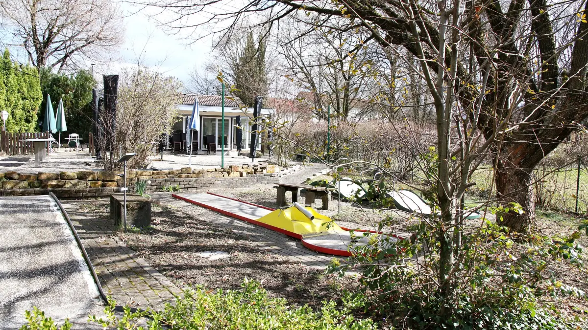 Das Café im Grünen in Geislingen beim 5-Täler-Bad mit seinem Minigolf-Platz soll verkauft werden, da aber bis jetzt noch kein Käufer gefunden wurde, machen Michael Zips und Lisam Diaz Moreira vorerst weiter.