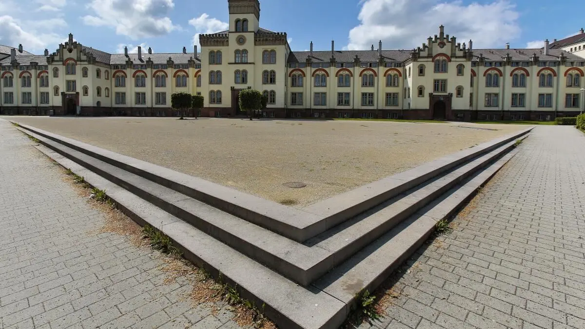 Ulrike Pfeil beschäftigt sich mit der langen Historie der Thiepvalkaserne - von der Militärkaserne bis zur Adresse mit gehobenem Wohnkomfort.