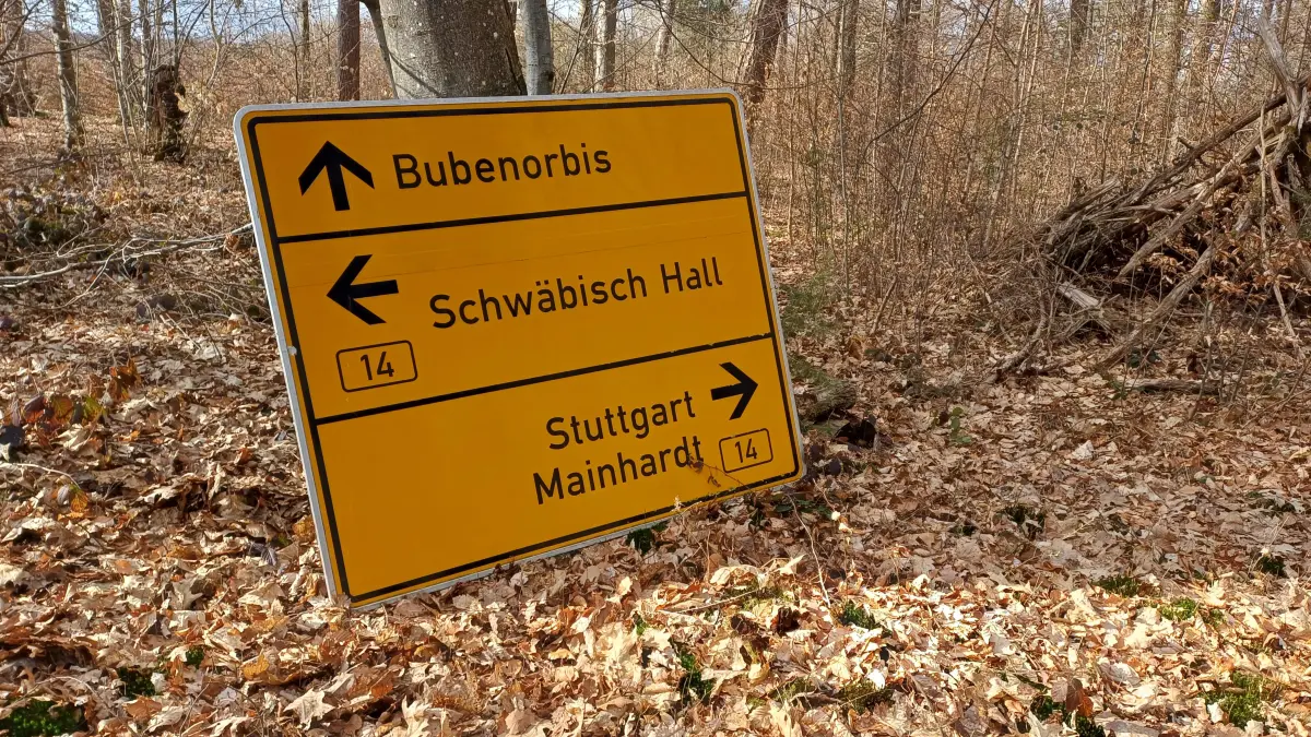 Verkehrsschild an der B14 in Bubenorbis gestohlen und in den Wald verschleppt