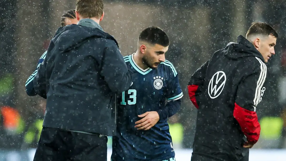 Deutschland - Ghana: 30.03.2026, Baden-Württemberg, Stuttgart: Fußball, Männer, Länderspiele, Deutschland - Ghana, MHP Arena, Bundestrainer Julian Nagelsmann (Deutschland, l), Leroy Sané (verdeckt), Deniz Undav und Pascal Groß (r) stehen nach dem Abpfiff zusammen auf dem Rasen. Foto: Christian Charisius/dpa - WICHTIGER HINWEIS: Gemäß den Vorgaben der DFL Deutsche Fußball Liga bzw. des DFB Deutscher Fußball-Bund ist es untersagt, in dem Stadion und/oder vom Spiel angefertigte Fotoaufnahmen in Form von Sequenzbildern und/oder videoähnlichen Fotostrecken zu verwerten bzw. verwerten zu lassen. +++ dpa-Bildfunk +++