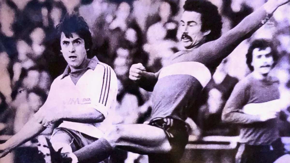 Fußball-Oberligaderby FC Eislingen (Günther Ascherl/links) gegen Göppinger SV (Gerhard Fink) in der Saison 1977/78.