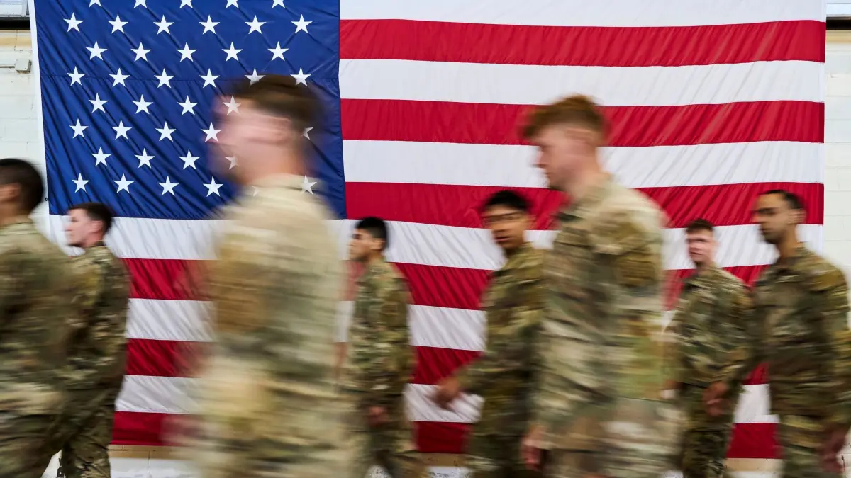 US-Militär: ARCHIV - 13.02.2026, USA, Fort Bragg: Mitglieder des XVIII. Luftlandekorps empfangen US-Präsident Trump. (zu dpa: «Bericht: Massiver US-Angriff auf Munitionsdepot in Isfahan») Foto: Matt Ramey/AP/dpa +++ dpa-Bildfunk +++