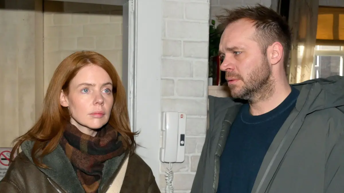 Toni (Olivia Marei) geht ihrem Mann Erik (Patrick Heinrich) wegen seiner Affäre aktuell aus dem Weg.