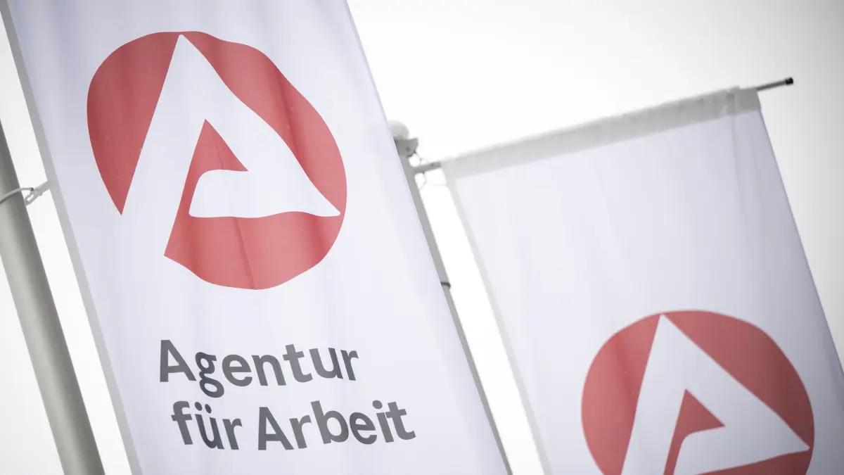 ARCHIV - 30.01.2026, Mecklenburg-Vorpommern, Schwerin: Eine Fahne mit dem Logo der Agentur für Arbeit weht im Wind. Arbeitsagentur legt Arbeitsmarktzahlen in Mecklenburg-Vorpommern vor (zu dpa: «Etwas weniger Arbeitslose in Thüringen») Foto: Philip Dulian/dpa +++ dpa-Bildfunk +++