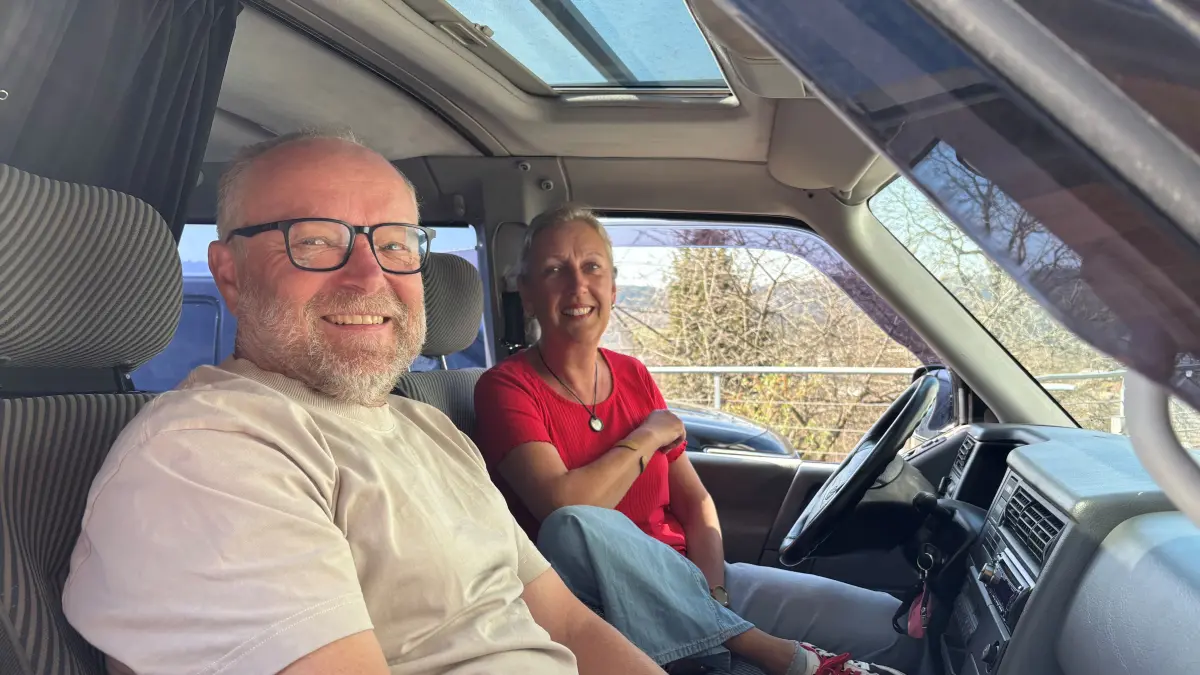 Wenn man noch daheim im trauten Jungingen ist, kann man noch fröhlich sein im Bulli-Youngtimer. Aber wie wird es in der Sahara? Und hält der betagte VW-Bus überhaupt durch bis Afrika? Egal. Stefan und Elke König wollen die Europa-Orient-Rallye 2026 im Oktober auf jeden Fall wagen.