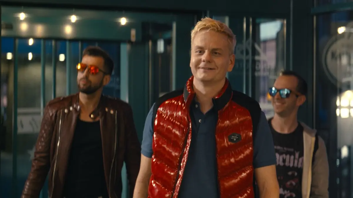 Die drei Hauptdarsteller Karsten Jaskiewicz, Stefan Merten und Michael Bruch stehen gemeinsam für den Kinofilm 30 and Wild vor der Kamera.