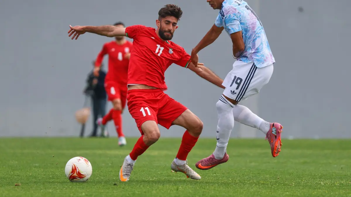 Costa Rica - Iran in Antalya: 31.03.2026, Türkei, Antalya: Fußball, Männer: Länderspiele, Costa Rica - Iran: Der iranische Nationalspieler Ali Gholizadeh (l) kämpft mit dem Jorkaeff Azofeifa (Costa Rica) um den Ball. Foto: Riza Ozel/AP/dpa +++ dpa-Bildfunk +++