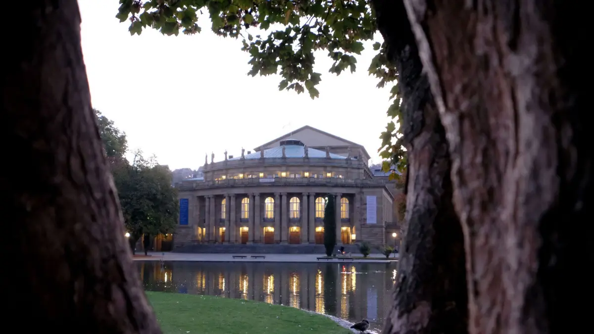 ARCHIV - 22.10.2018, Baden-Württemberg, Stuttgart: Das im Morgenlicht beleuchtete Opernhaus in Stuttgart, die sanierungsbedüftige Spielstätte der Staatsoper Stuttgart und des Stuttgarter Balletts. (zu dpa: «Ermittler identifizieren Hacker nach Staatstheater-Attacke») Foto: Bernd Weissbrod/dpa +++ dpa-Bildfunk +++
