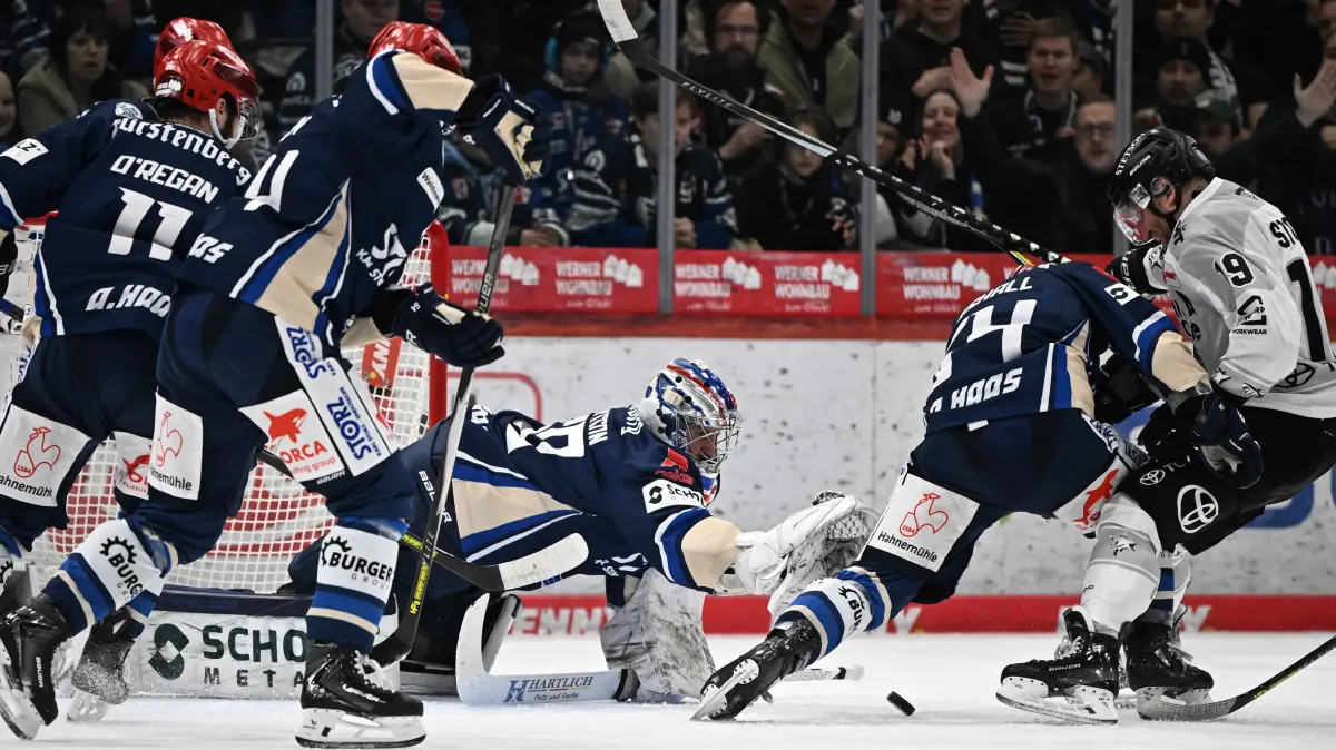 Joacim Eriksson (Schwenninger Wild Wings) pariert einen Schuss
Schwenninger Wild Wings gegen Koelner Haie, DEL, PlayOff Viertelfinale, Spiel 3, Saison 2025/2026, 20260329
Foto: Eibner-Pressefoto/Sven Laegler