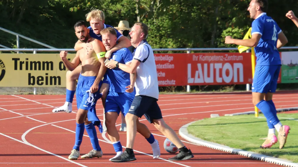 Nach seinem Tor zum 3:1 in der Nachspielzeit im Volksfestspiel beim TSV Crailsheim feiert Baris Yerlikaya mit seinen Satteldorfer Teamkollegen Julian Konrads und Dennis Upstas sowie Teambetreuer Sven Ebert ausgiebig. Weil er dabei sein Trikot auszieht, sieht er Gelb-Rot – was seinen Mannschaftskollegen etliche Biere bei der Feier im Festzelt einbringt.