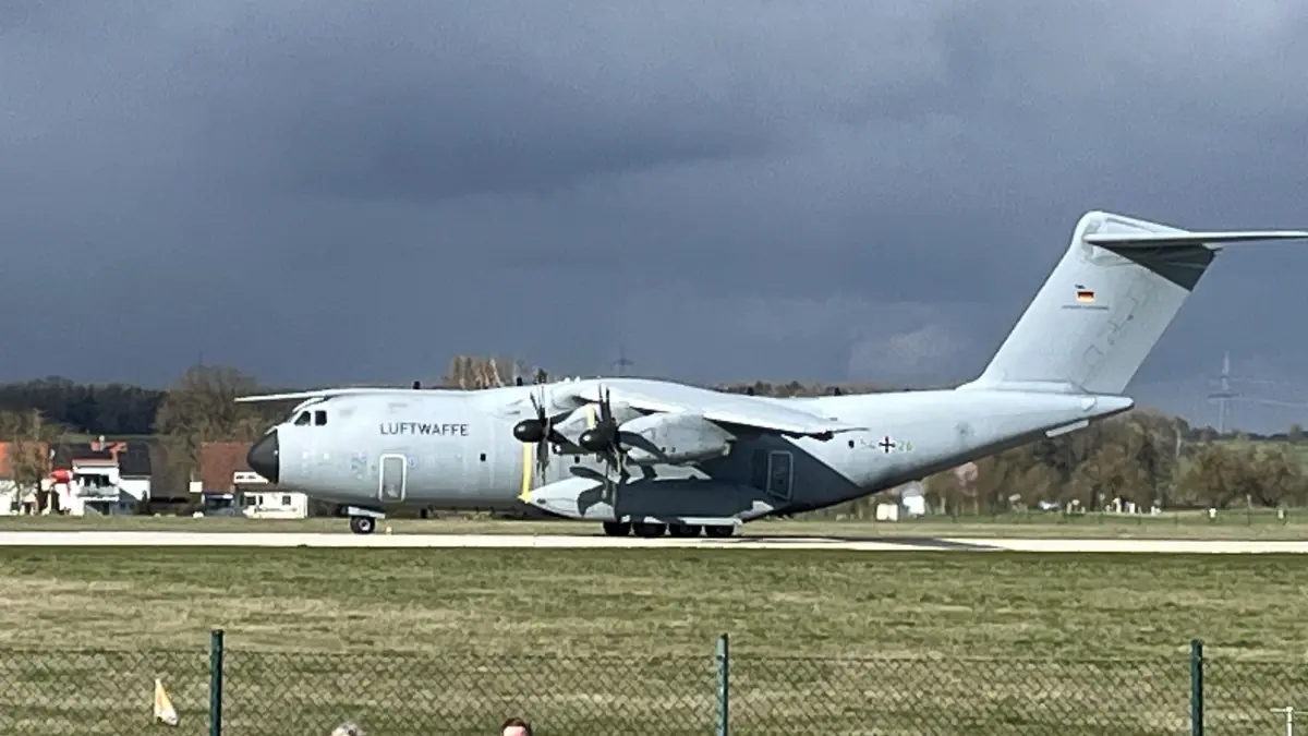 Riesiges Bundeswehr-Flugzeug Flugplatz Hessental