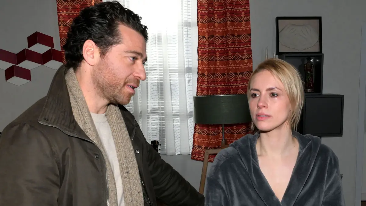Der naive Carlos (Patrick Fernandez) flüchtet aus Berlin, um Zoe (Lara Dandelion Seibert) zu schützen. Er ahnt allerdings nicht, dass sie ihm in den Rücken fallen wird.