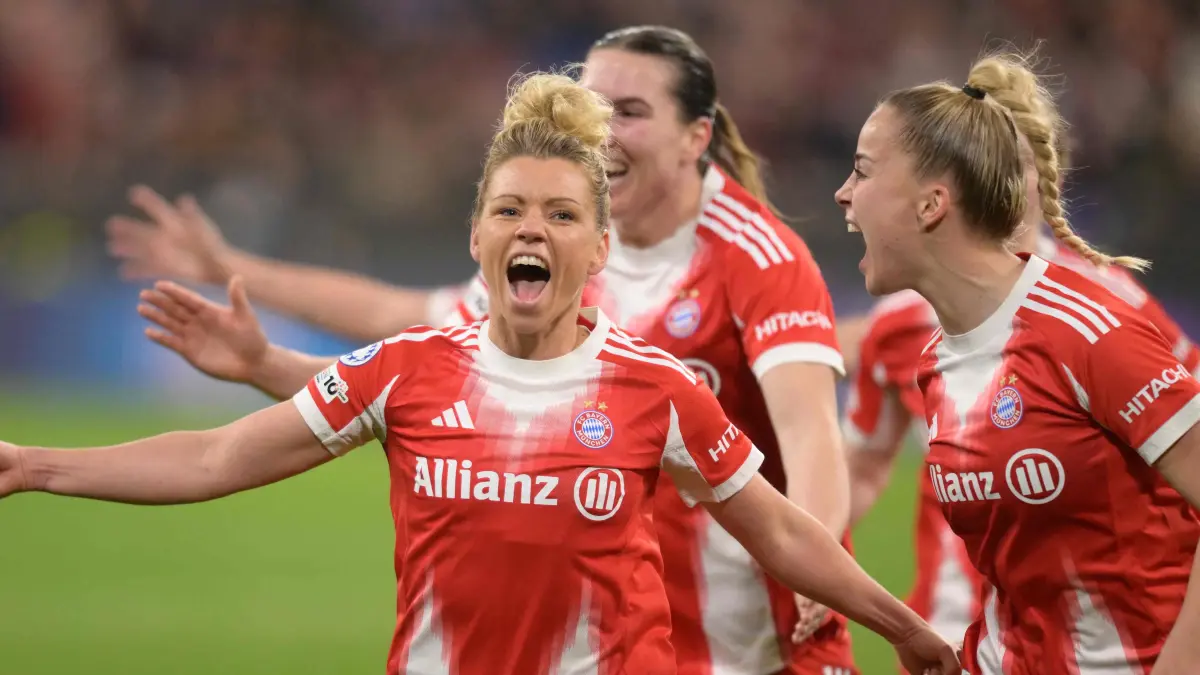 Bayern Munich's German midfielder #10 Linda Dallmann (L) celebrates her 2-1 with Bayern Munich's German defender #07 Giulia Gwinn during the UEFA Women's Champions League, Quarter Final second-leg football match between FC Bayern Munich and Manchester United in Munich on April, 1 2026. (Photo by Markus FISCHER / AFP)