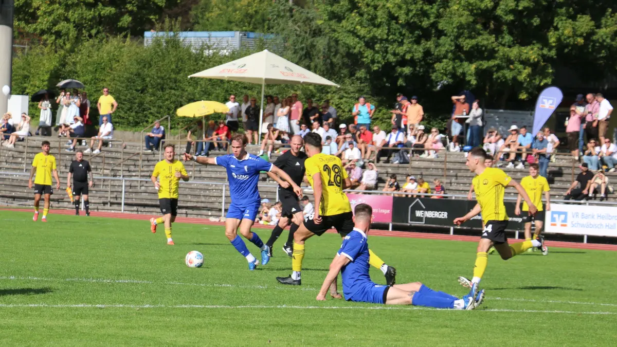 Der Satteldorfer Toni Weihbrecht (am Ball) sah im Hinspiel die Ampelkarte – ebenso wie sein Teamkollege Baris Yerlikaya und der Crailsheimer Simon Glück. Die Spvgg setzte sich am Volksfestsamstag im Schönebürgstadion mit 3:1 durch.