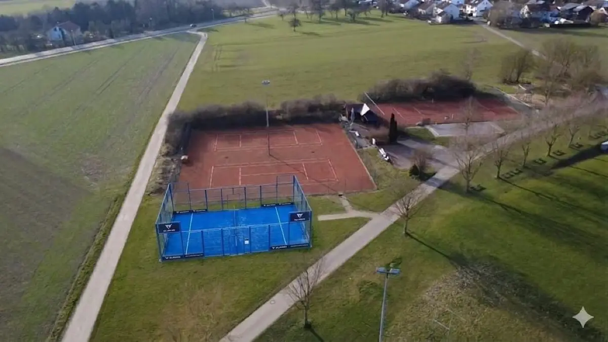 So soll der neue Padelplatz neben der Tennisanlage des SV Tiefenbach aussehen, der Ende Mai eröffnet wird.