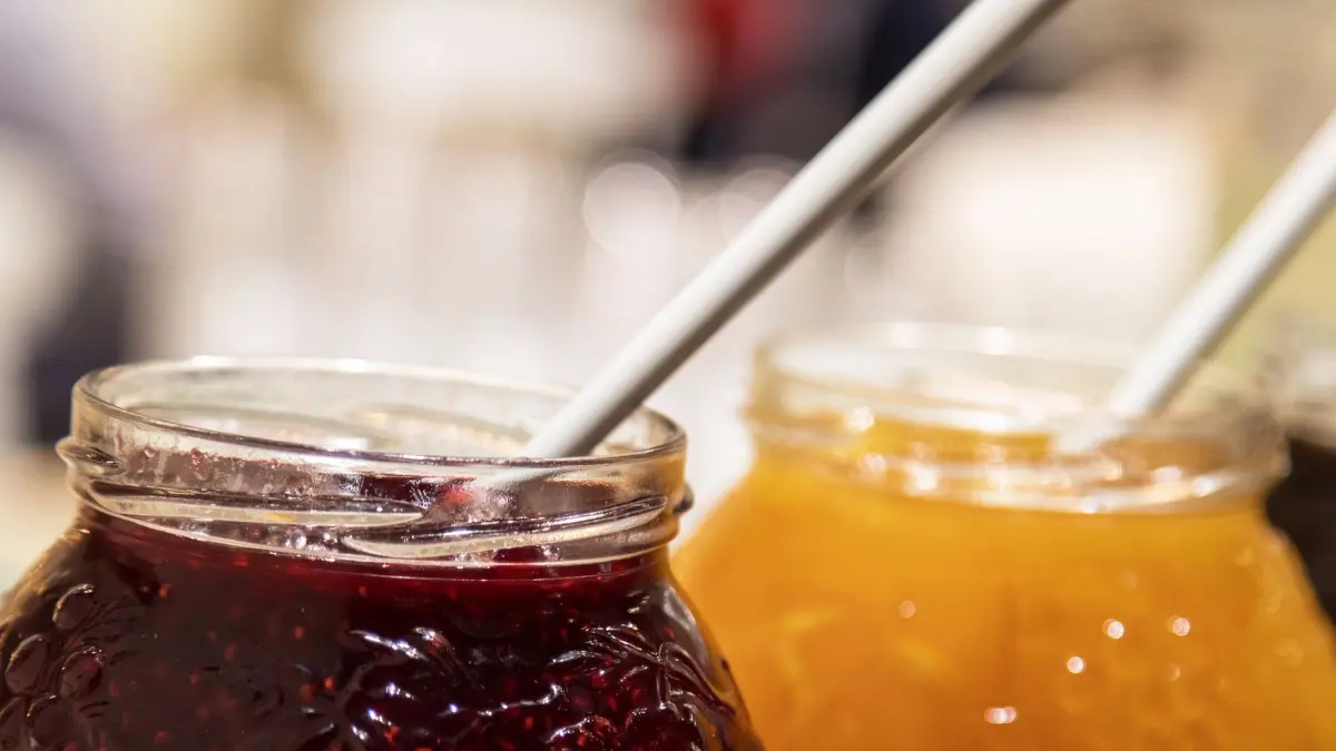 Fruchtaufstriche: ARCHIV - Marmelade für alle: Ab Sommer 2026 dürfen alle Fruchtaufstriche, egal ob aus Erdbeeren, Himbeeren oder Aprikosen, offiziell als Marmelade bezeichnet werden. (zu dpa: «Marmelade darf jetzt endlich auch Marmelade heißen») Foto: Christin Klose/dpa-tmn - Honorarfrei nur für Bezieher des dpa-Themendienstes +++ dpa-Themendienst +++