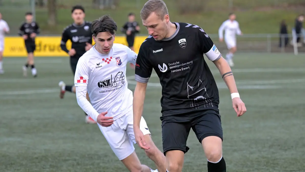 VfL-Kapitän Sven Packert (rechts), hier gegen Ivan Krajinovic, köpfte das 1:0. Ein zweites Tor hätte er auch noch gemacht – das wurde aber nicht anerkannt wegen eines vermeintlichen Abseits.