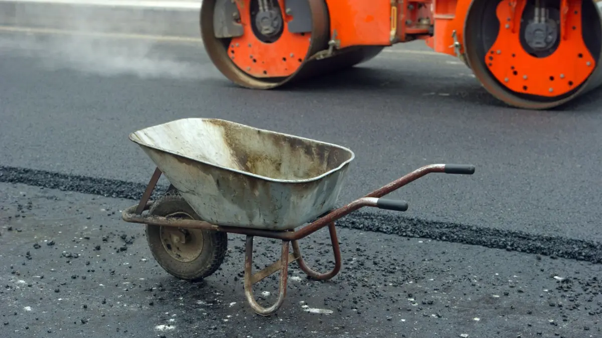 Straßenbaustelle: ARCHIV - 05.12.2014, Mecklenburg-Vorpommern, Greifswald: Eine Schubkarre steht auf einer Straßenbaustelle. Rund 3,15 Millionen Euro steckt Sachsen-Anhalt in die Sanierung eines Straßenabschnitts im Landkreis Stendal. (zu dpa: «Drei Millionen Euro aus Sondervermögen für Altmark-Straße») Foto: Stefan Sauer/dpa-Zentralbild/dpa +++ dpa-Bildfunk +++
