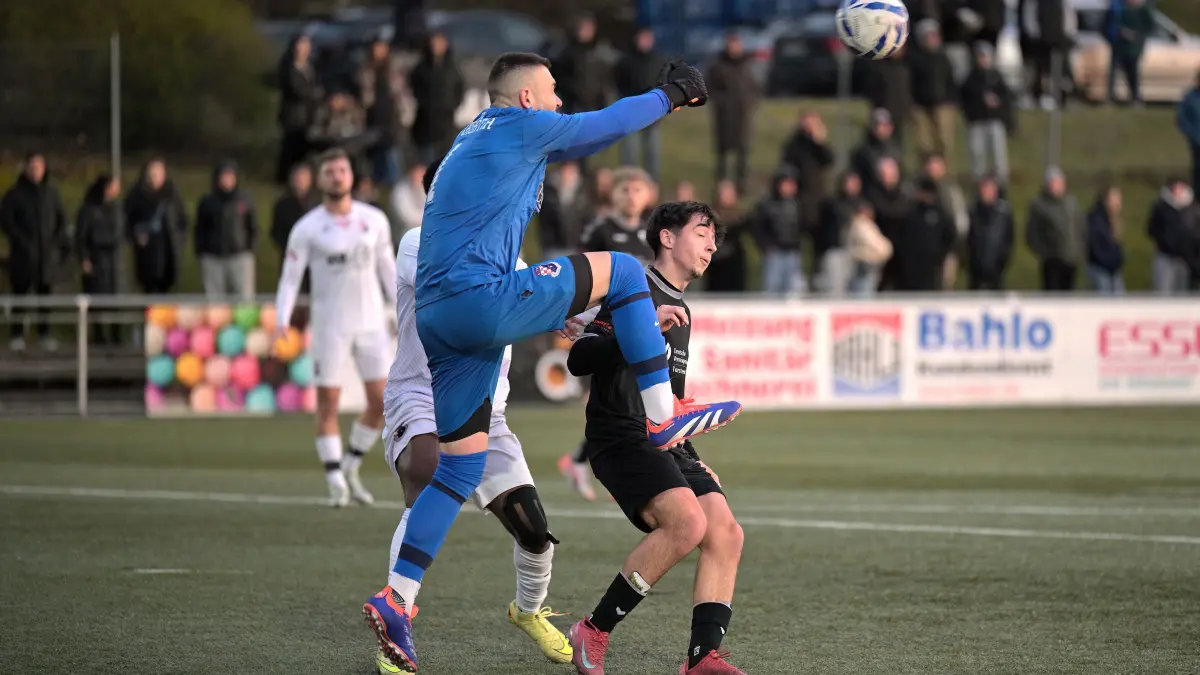 Fussball LL | VfL Pfullingen vs. SV Croatia Reutlingen: Fussball LL | VfL Pfullingen (blau) vs. SV Croatia Reutlingen (weiss) // 2026-04-01 // Foto: Joachim Baur // TW #1 Mirko Perkovic (SV Croatia Reutlingen) / #12 Fabiano Martins Freitas (VfL Pfullingen) / #2 Ruben Nyanga (SV Croatia Reutlingen), verdeckt