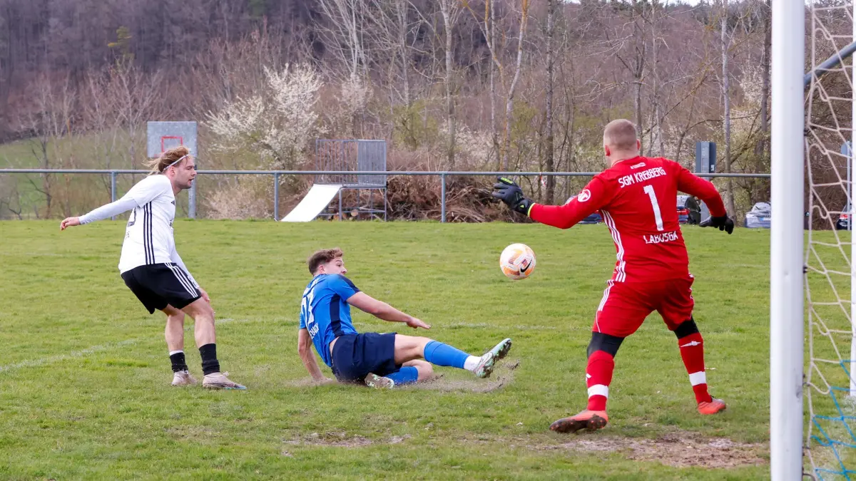 Co-Spielertrainer Noah Krieger (links) und Torhüter Dominik Labusga haben mit der SGM Kreßberg zuletzt 1:0 beim VfL Mainhardt gewonnen. Am Donnerstagabend empfängt die SGM in Wüstenau den SV Unterweissach.