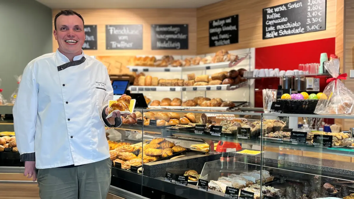 Tübingen Bäckerei Walker
Inhaber Matthias Walker mit Hefehase für Ostern
31.03.2026 Foto: christine Laudenbach