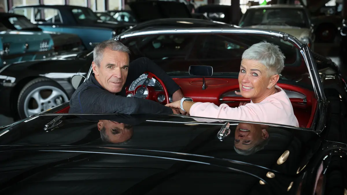 Rudi Maier und seine Frau Gisela in der Chevrolet Corvette C1, dem Star des Reutlinger Oldtimerdepots.l