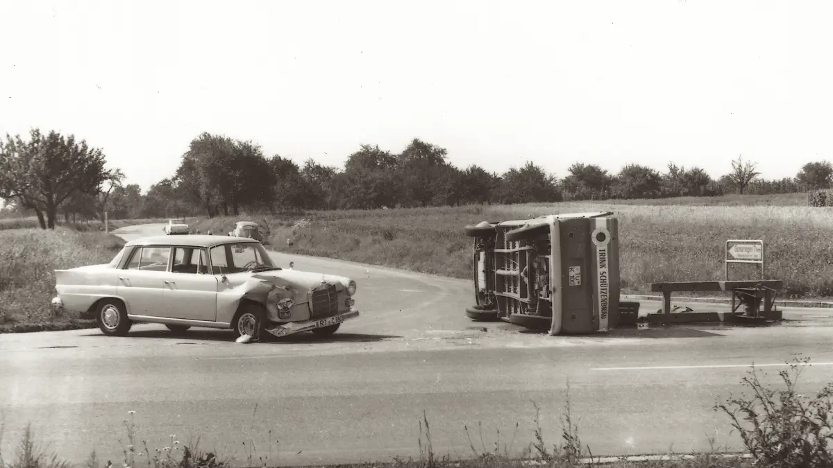Fast eine Idylle südlich von Tübingen, Einmündung der Kreisstraße von Gomaringen in die B27. Eine Mercedes 190 hat den VW-Bulli T1 der Schützenbrauerei Rottenburg umgelegt. Vermutlich 1965.