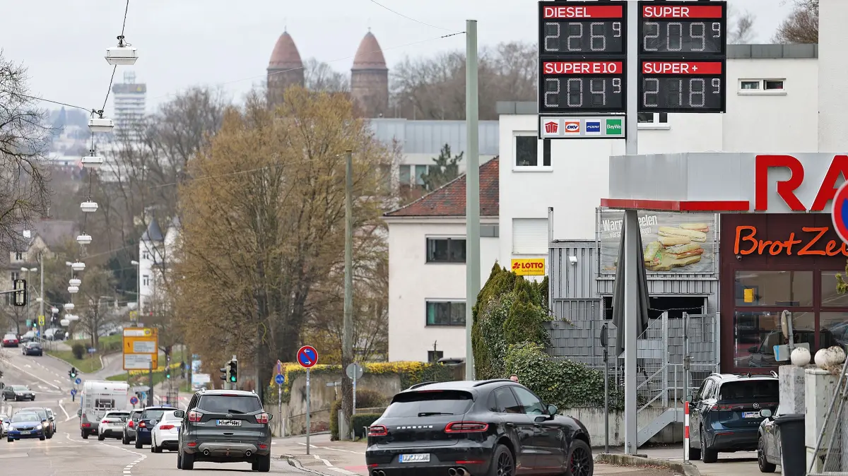 Ran-Tankstelle Heidenheimer Straße 1. April 2026: Erstes Bild vor 12 Uhr, zweites kurzzeitig nach 12 Uhr