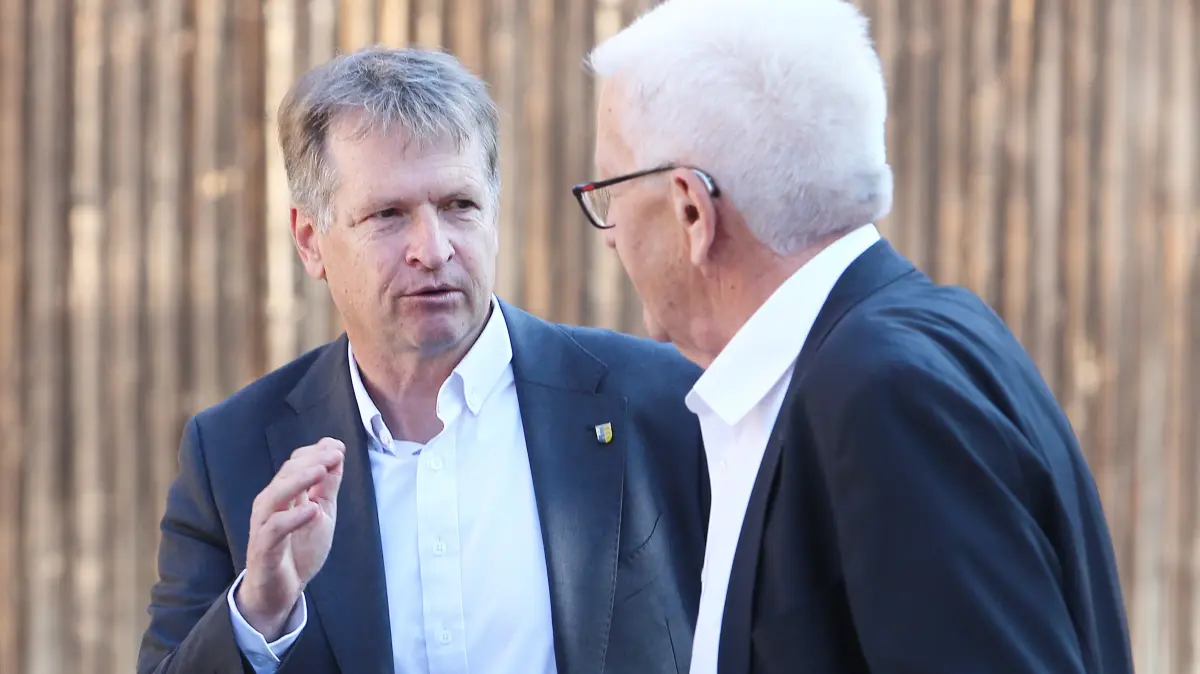 Hier sieht man zwei wichtige Männer, die wichtige Dinge besprechen: Günther-Martin Pauli und Winfried Kretschmann.