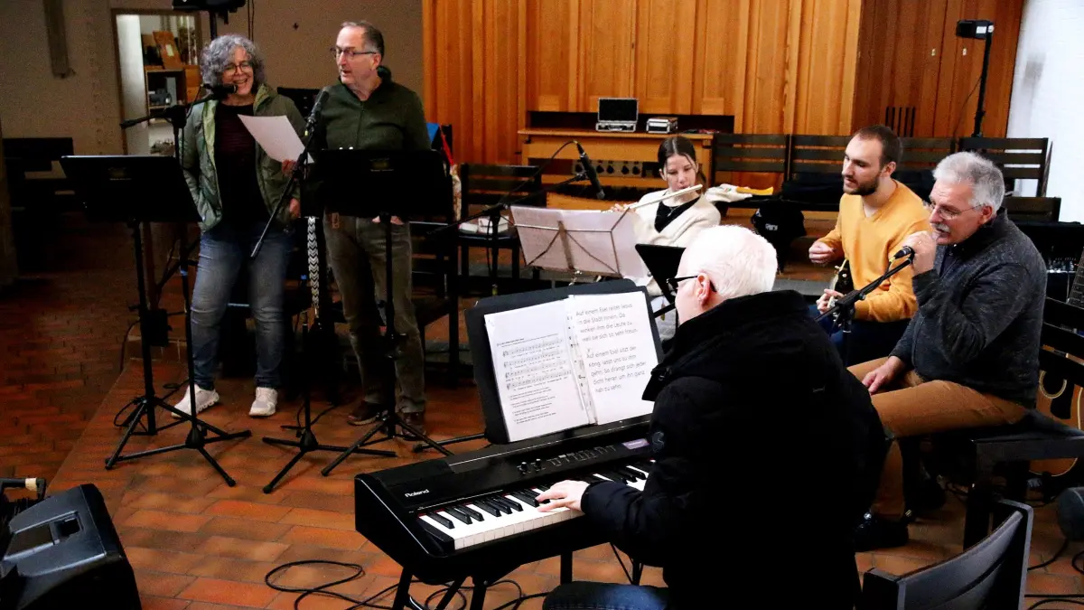Die St.-Johannes-Band bei ihrer Probe im Geislinger Seebach.