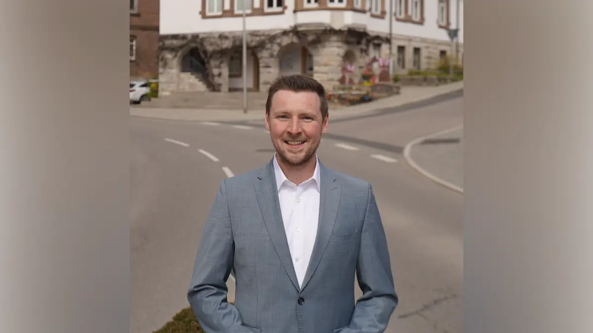 Bürgermeisterwahl Gerabronn 2026. Kevin Leiser vor dem Gerabronner Rathaus: Von dort aus möchte er nach dem 17. Mai die Zukunft der Stadt gestalten.