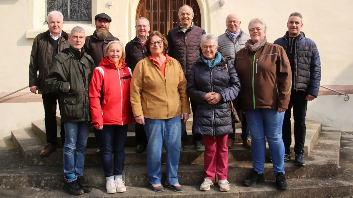 Die Mesnerinnen und Mesner der Seelsorgeeinheit Eutingen im Gäu versehen ihren Dienst mit Freunde und Engagement. Unser Bild zeigt vorne: Markus und Ute Schneider, Christel Wally-Teufel, Eugenie Kieferle und Elke Nisch sowie hinten: Pfarrer Bernhard Tschullik, Adelbert Platz, Paul Kieferle, Martin Wally, Lothar Schurer und Kurt Gaus (jeweils von links).