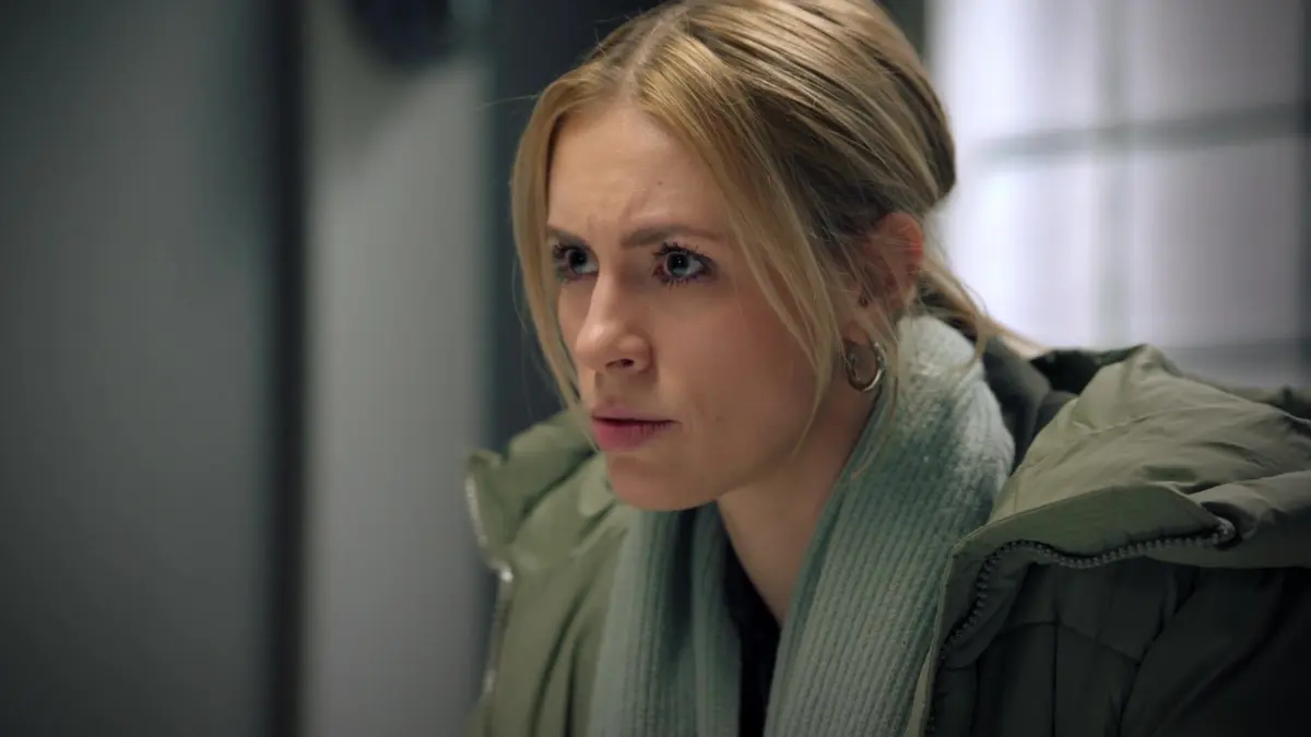 Zoe (Lara Dandelion Seibert) stellt Carlos (Patrick Fernandez) als Mörder da.