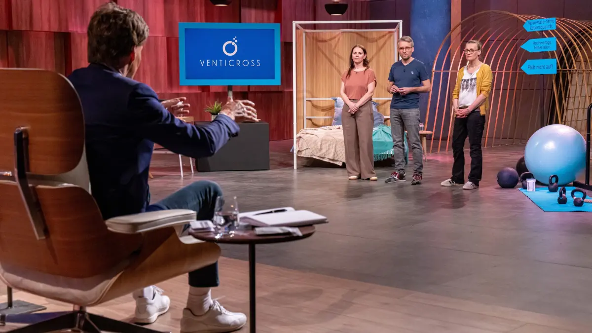 Heidi Depner (l.), Ignasi und Carolin Selga präsentieren den „Löwen“ den unsichtbaren Nasendilatator VentiCross.
