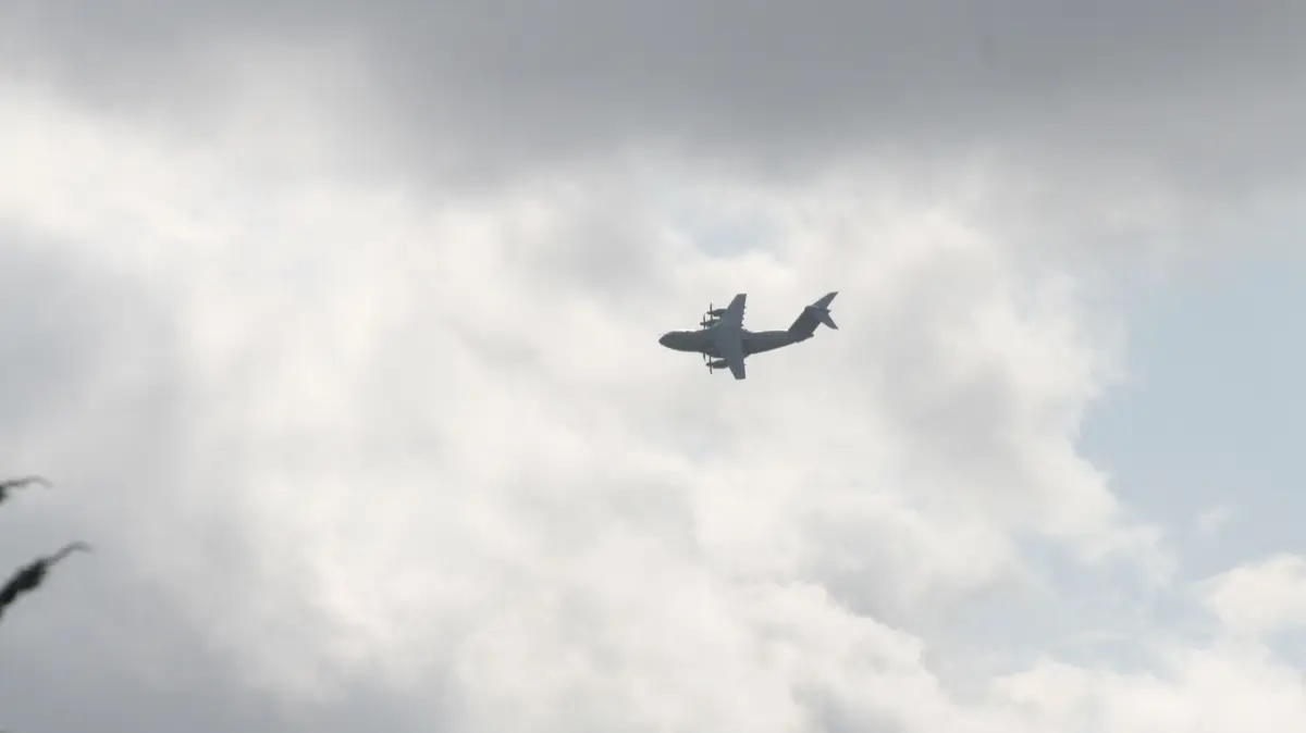Der Airbus-Transporter gegen 16.45 Uhr in geringer Höhe über dem Rottal.