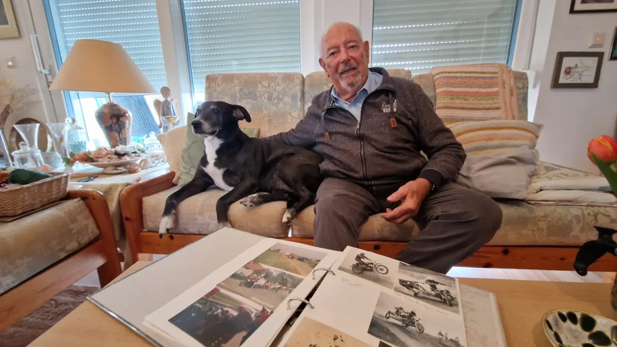 Ein Leben in Bildern: Jubilar Josef Zimmermann blättert kurz vor seinem 90. Geburtstag in den Erinnerungen. Immer an seiner Seite: Hündin Malika.