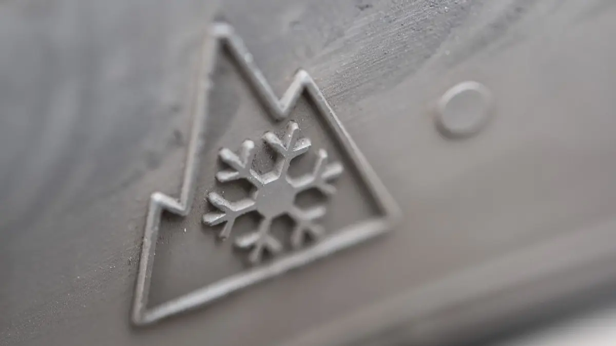 ILLUSTRATION - Alpine-Symbol (Schneeflocke) auf der Flanke eines Winterreifens, aufgenommen am 03.09.2019 in Berlin. Foto: Robert Guenther